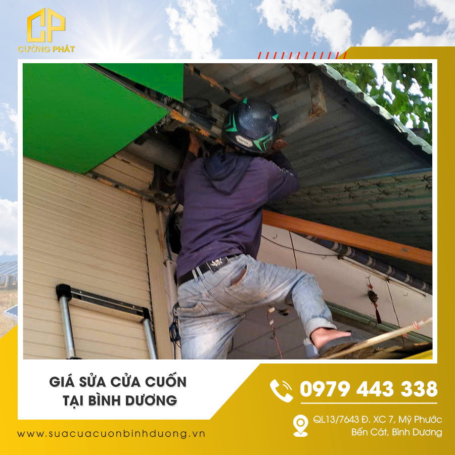 Kỹ thuật viên kiểm tra cửa cuốn tại Bình Dương