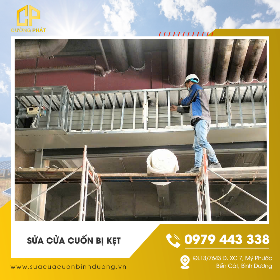 Thợ sửa cửa cuốn bị kẹt tại hiện trường