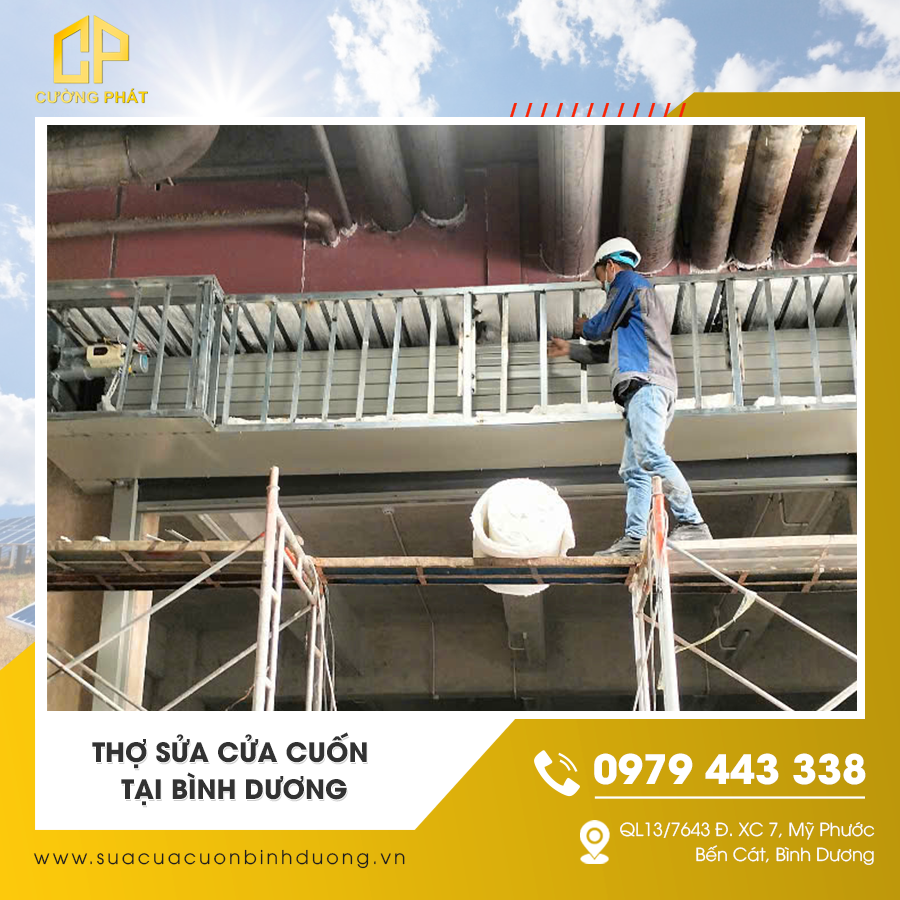 Thợ đang kiểm tra cửa cuốn bị kẹt tại Bình Dương